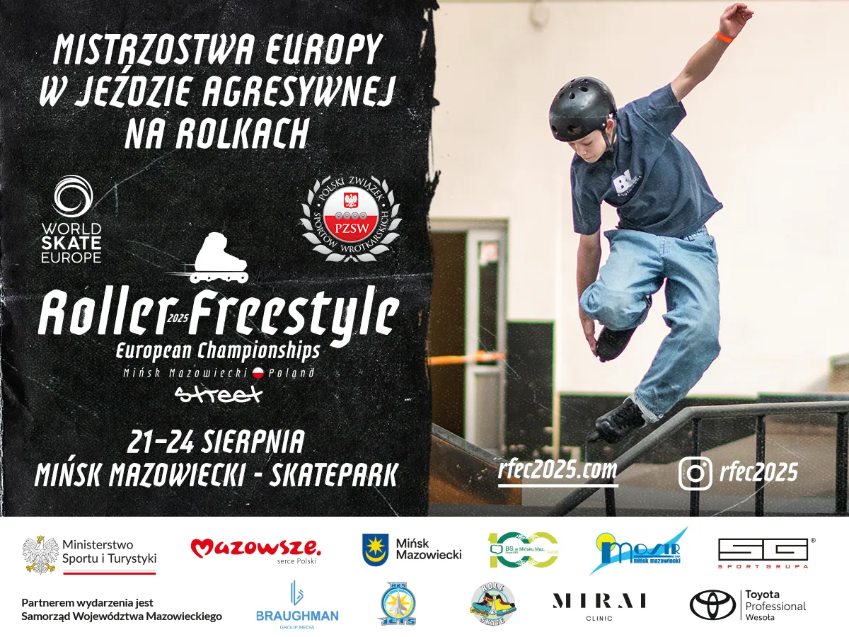 Nastolatek w kasku wykonujący trik na rolkach na skateparku podczas zawodów Roller Freestyle European Championships 2025.