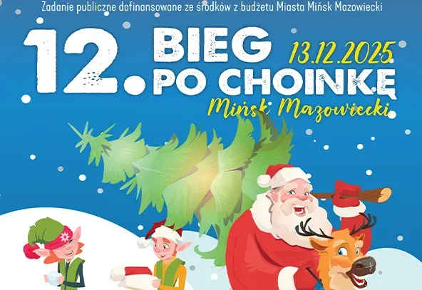 Na tle niebieskiego nieba z padającym śniegiem stoi ubrany na czerwono Święty Mikołaj z reniferem oraz dwóch elfów w zielonych i czerwonych strojach, a za nimi przewraca się choinka na śniegu.