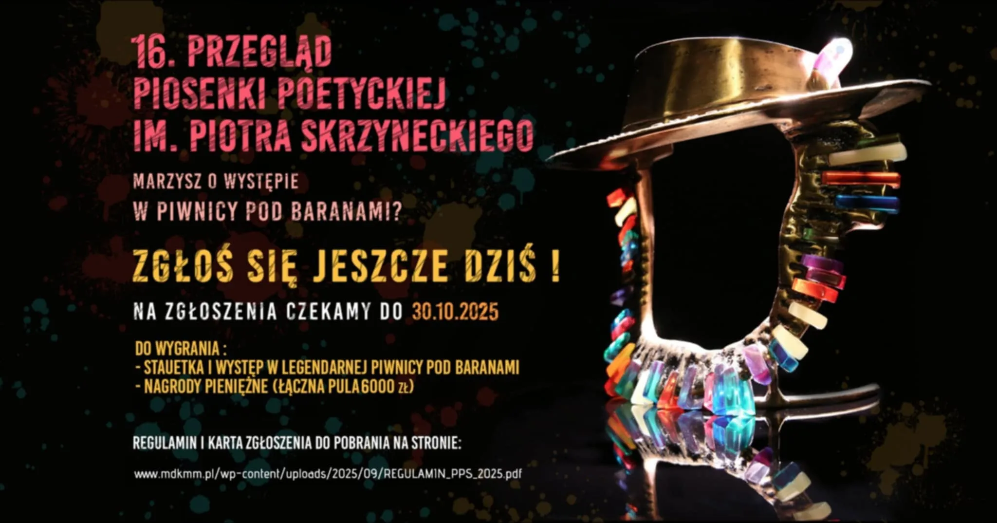 Czarny plakat z kolorowymi plamami w tle, z tekstem o 16. Przeglądzie Piosenki Poetyckiej im. Piotra Skrzyneckiego. Po prawej stronie znajduje się złota statuetka w kształcie półprofilu twarzy z kapeluszem, ozdobiona kolorowymi kamieniami. Tekst zachęca do zgłaszania się na występ w Piwnicy pod Baranami z terminem zgłoszeń do 30.10.2025. Podane są nagrody: statuetka, występ oraz nagrody pieniężne 6000 zł. Na dole jest link do regulaminu i karty zgłoszeniowej.