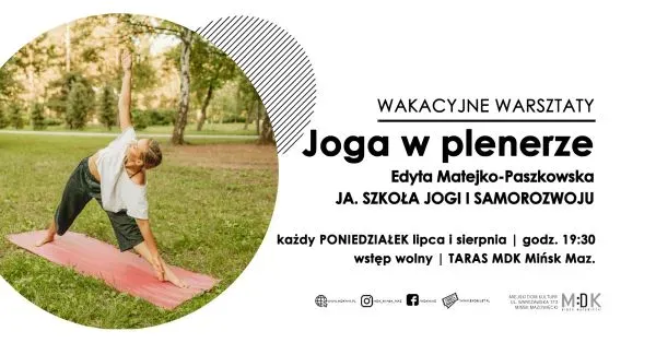 Kobieta wykonująca ćwiczenie jogi na różowej macie na trawie w parku.