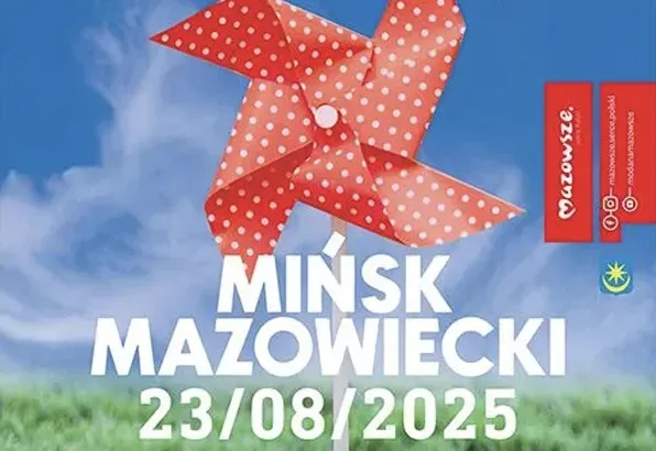 Czerwona wiatraczek z białymi kropkami stoi na tle niebieskiego nieba i zielonej trawy; na dole widnieje tekst "MIŃSK MAZOWIECKI 23/08/2025".