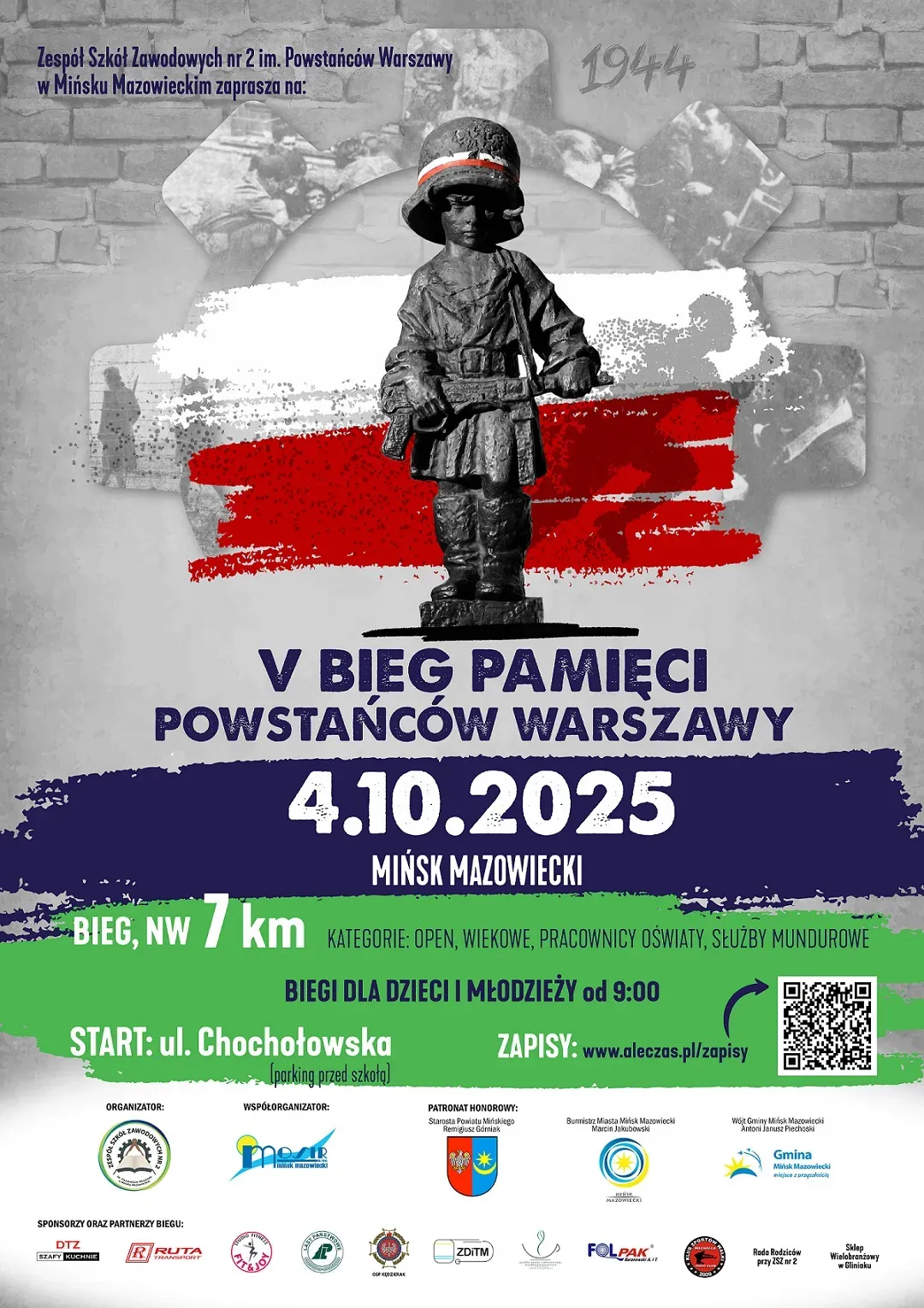 Na środku szarego tła stoi pomnik małego powstańca na tle biało-czerwonej flagi. Poniżej informacje tekstowe na granatowym i zielonym tle.