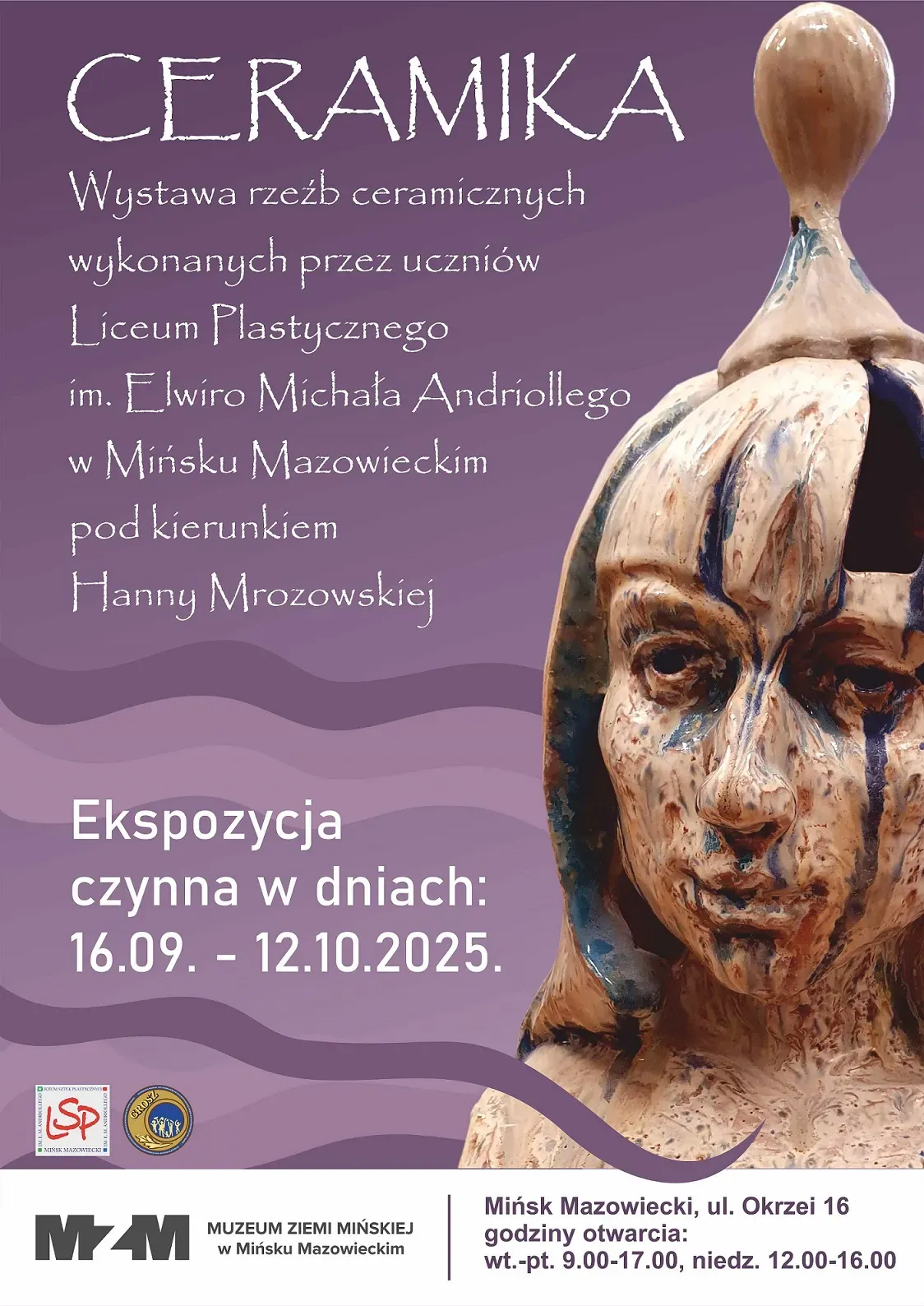 Na fioletowym tle białe napisy oraz zdjęcie ceramicznej rzeźby przedstawiającej twarz kobiety.