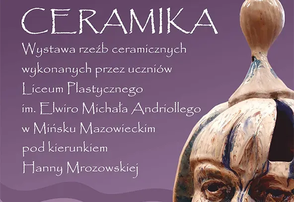 Na fioletowym tle białe napisy oraz zdjęcie ceramicznej rzeźby przedstawiającej twarz kobiety.