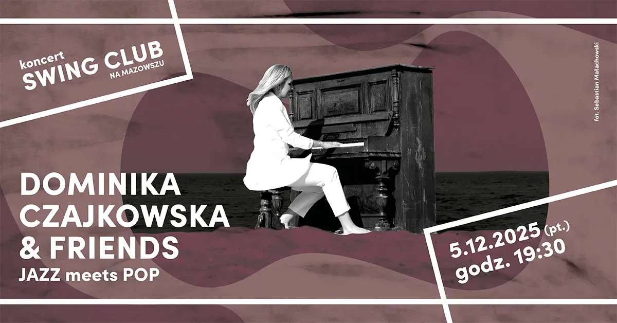 Kobieta w białym ubraniu gra na pianinie na tle plaży i morza pod fioletowo-brązowym niebem. Tekst informuje o koncercie Swing Club z Dominiką Czajkowską & Friends 5 grudnia 2025 o 19:30.