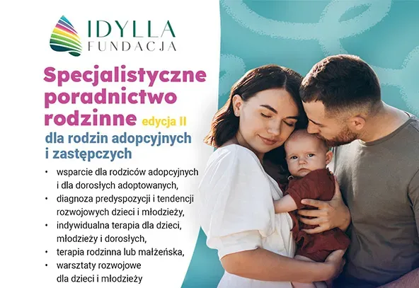 Po lewej stronie biały tekst na jasnym tle z nazwą fundacji. Po prawej stronie widać rodziców trzymających małe dziecko. Stoją na tle błękitnej ściany. Rodzice przytulają się do dziecka z zamkniętymi oczami.