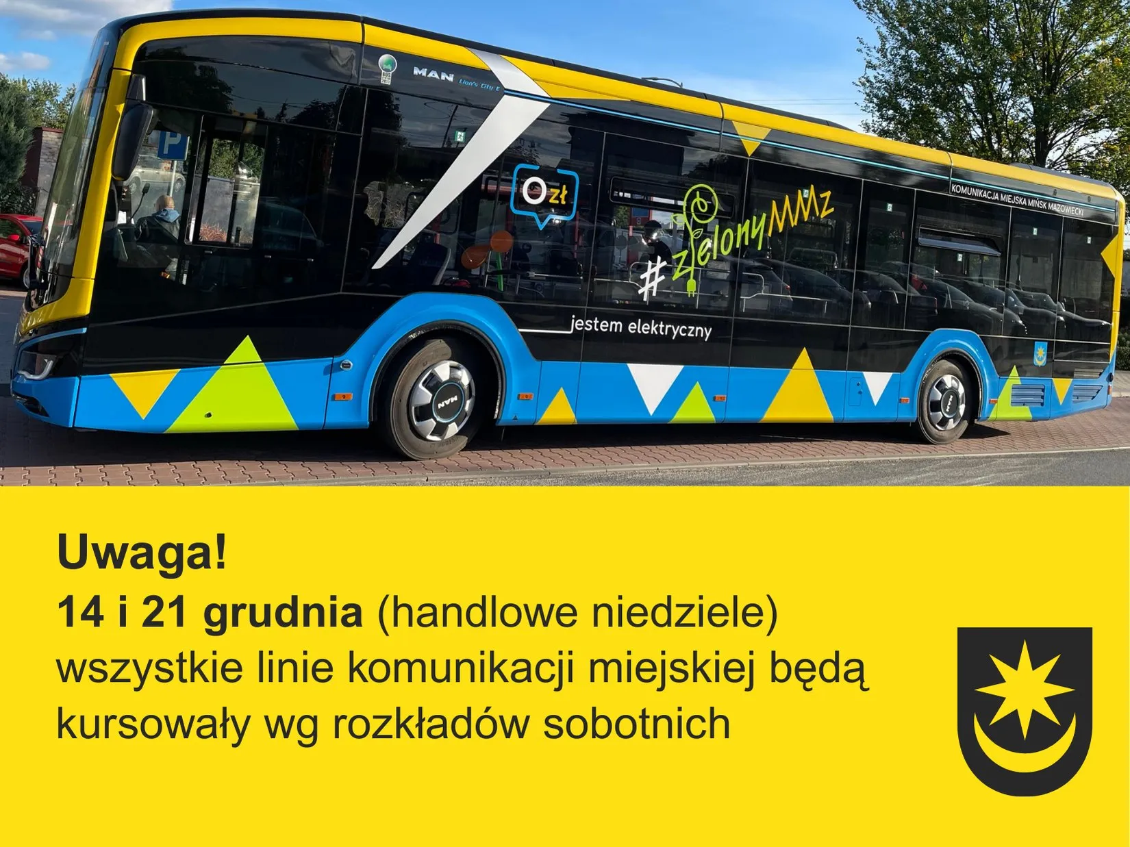 Boczny widok elektrycznego, miejskiego autobusu w czarno-żółto-niebieskich barwach z napisem #ZielonyMMz, zaparkowanego na ulicy w dzień. Na dole żółta plansza z czarnym tekstem informującym o kursowaniu linii komunikacji miejskiej w dniach 14 i 21 grudnia oraz herbem miasta.