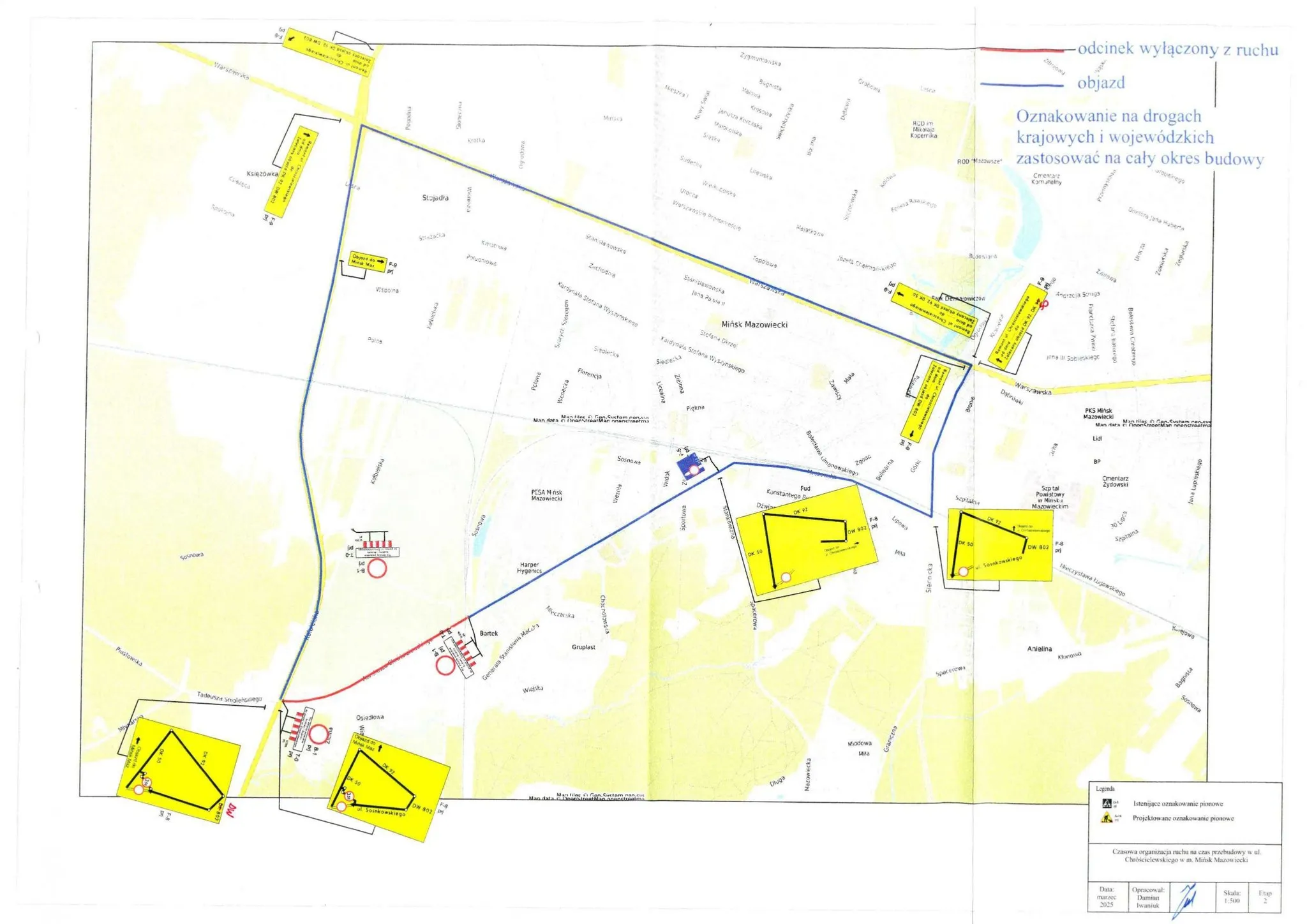 Mapa miasta Mińsk Mazowiecki z oznaczeniem objazdu i odcinka wyłączonego z ruchu na czas przebudowy ulicy Chrościelewskiego. Trasa objazdu zaznaczona niebieską linią, zamknięty odcinek drogi czerwoną linią. Na mapie znajdują się również żółte pola z symbolami znaków drogowych. Tło mapy jest jasne, widoczne nazwy ulic i obiektów. W prawym górnym rogu tekst informujący o zastosowaniu oznakowania na drogach krajowych i wojewódzkich. W dolnym prawym rogu legenda i informacje o dacie, opracowującym, skali i etapie projektu.