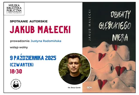 Po lewej na białym tle kolorowe informacje zawarte w treści. Po środku okrągłe zdjęcie autora na tle zieleni obok grafiki okładki książki „Obiekty głębokiego nieba”. Na czarnym tle cztery twarze z czerwonymi ustami.