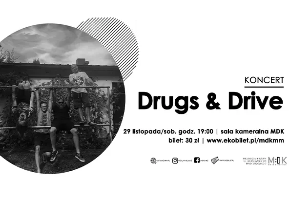 Po lewej w kole czarno-białe zdjęcie czterech mężczyzn na zewnątrz. Bawią się na trzepaku, jeden zwisa głową w dół. Po prawej stroniena białym tle czarne napisy informujące o koncercie.