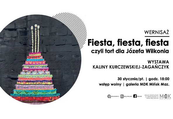Kolorowy tort ułożony z wielowarstwowych pasów materiału na tle ciemnej ceglanej ściany po lewej stronie, po prawej stronie czarny tekst na białym tle informujący o wernisażu wystawy Kaliny Kurczewskiej-Zagańczyk, data 30 stycznia, godzina 18:00, miejsce galeria MDK Mińsk Mazowiecki.