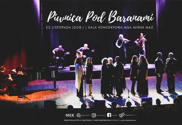 Grupa muzyków i wokalistów występuje na scenie z czarnym tłem. Dwóch gitarzystów siedzi na krzesłach z lewej strony sceny, dwóch skrzypków stoi i gra na środku, po prawej stronie stoi kilka osób śpiewających lub przemawiających. Po lewej znajduje się pianista grający na fortepianie. Scena jest oświetlona reflektorami, a widzowie siedzą w ciemności.