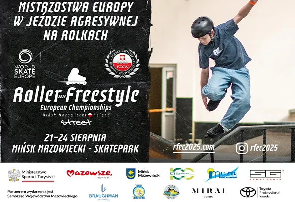 Młody zawodnik w hełmie wykonuje trik na rolkach na skateparku podczas Mistrzostw Europy w jeździe agresywnej na rolkach w Mińsku Mazowieckim.