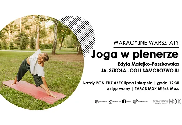 Osoba wykonuje asanę jogi na różowym macie na trawie, otoczona zielonymi drzewami, z informacjami o wakacyjnych warsztatach jogi w tle.