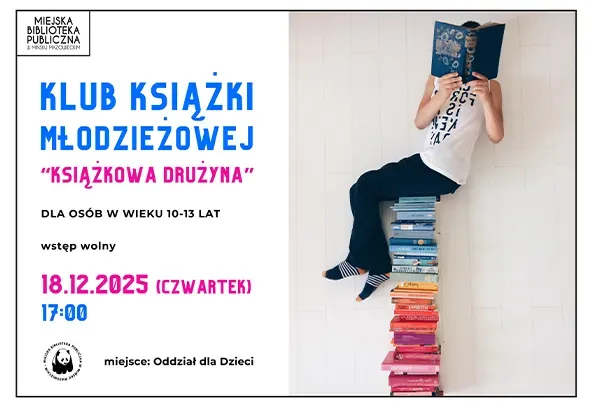 Z lewej na jasnym tle kolorowe informacje dotyczące wydarzenia. Z prawej strony osoba siedząca na stosie kolorowych książek i czytająca książkę.