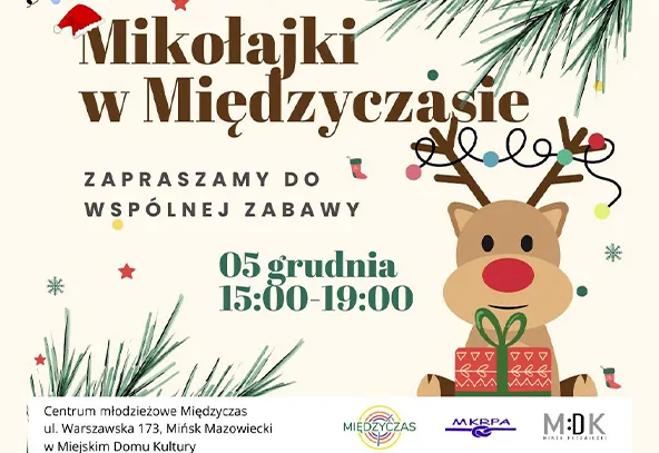 Beżowe tło z dekoracjami świątecznymi. Po lewej górnej stronie światełka choinkowe i gałązki iglaste. Na środku duży napis „Mikołajki w Międzyczasie”. PPo prawej stronie uśmiechnięty renifer z czerwonym nosem i kolorowymi światełkami na rogach, trzymający czerwoną paczkę z zieloną kokardą. 