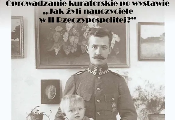 Mężczyzna w wojskowym mundurze trzyma małe dziecko na kolanach, w tle obrazy na ścianie, czarno-białe zdjęcie, na górze tekst informujący o oprowadzaniu kuratorskim po wystawie.