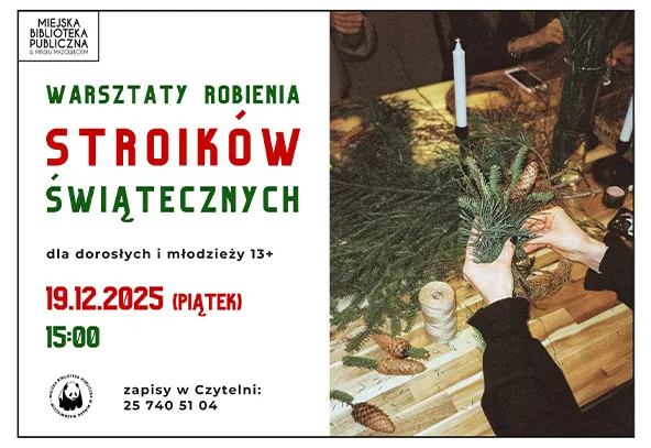Po prawej na zdjęciu osoba robi stroik świąteczny z zielonych gałązek i szyszek na drewnianym stole z dodatkiem świec i sznurka. Po lewej stronie na białym tle informacji o warsztatach.