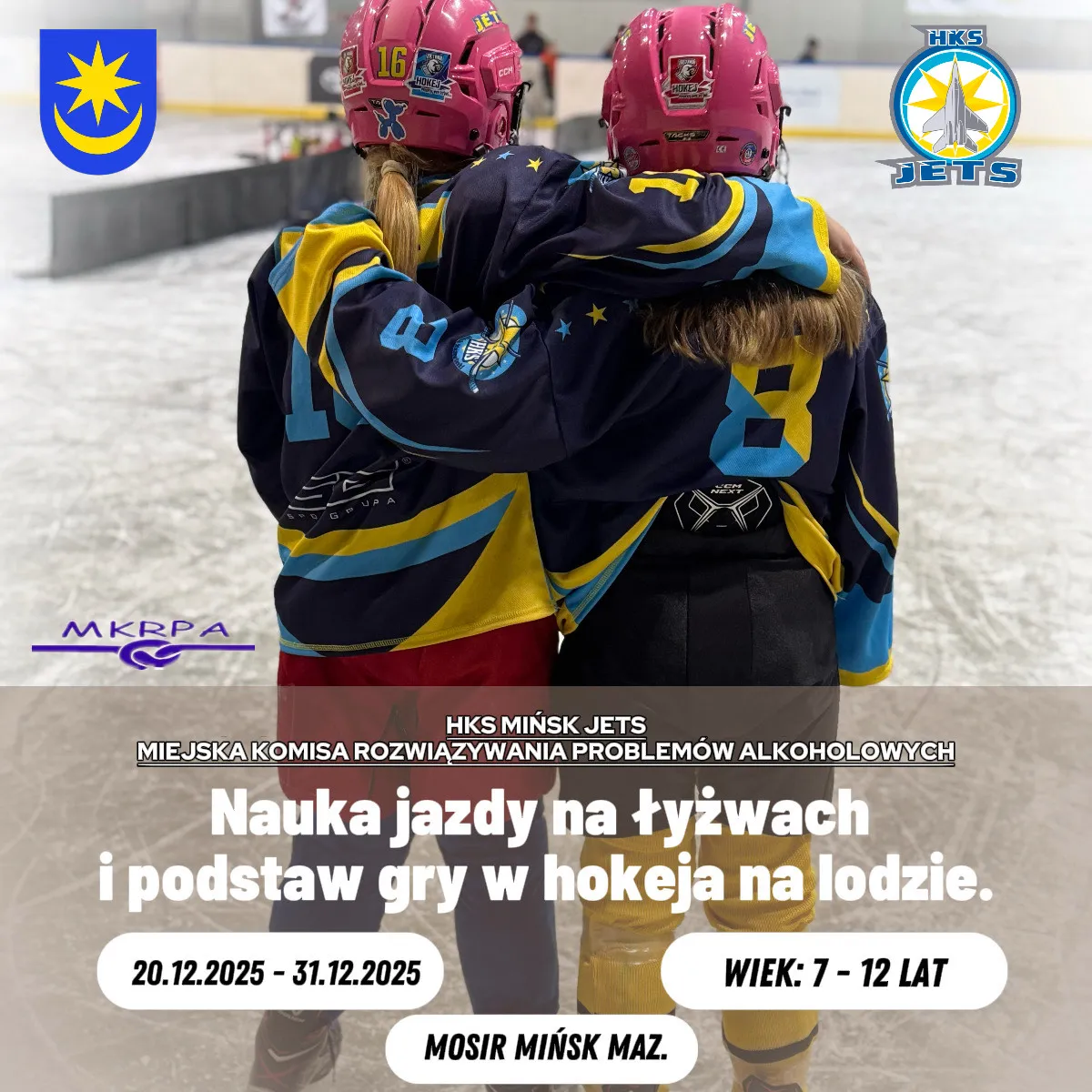 Kliknięcie powiększy obraz. Dwoje dzieci w hokejowych strojach i różowych kaskach stoi na lodowisku, mając ręce na barkach drugiej osoby. Tło lodowiska jest rozmyte. Po bokach znajdują się logo oraz napis informujący o nauce jazdy na łyżwach i hokeja dla dzieci w wieku 7-12 lat, odbywającej się od 20 do 31 grudnia 2025 roku w MOSiR Mińsk Mazowiecki.