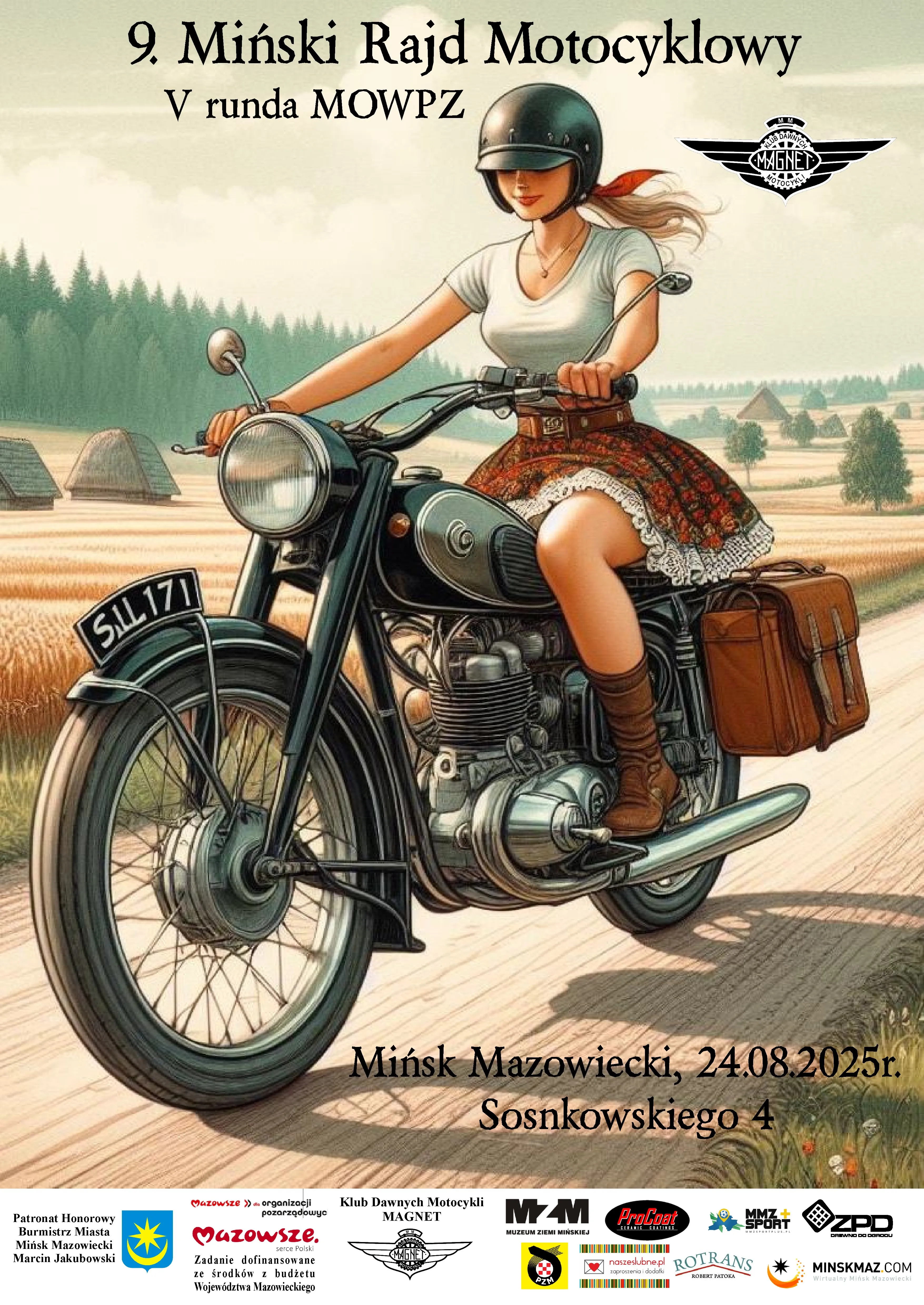 Kobieta w kasku i spódnicy jedzie na czarnym motocyklu z sakwami na tle wiejskiej drogi i pól.