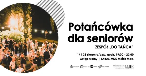 Grupa seniorów tańczy na zewnątrz oświetlona lampkami rozświetlającymi wieczorną przestrzeń.