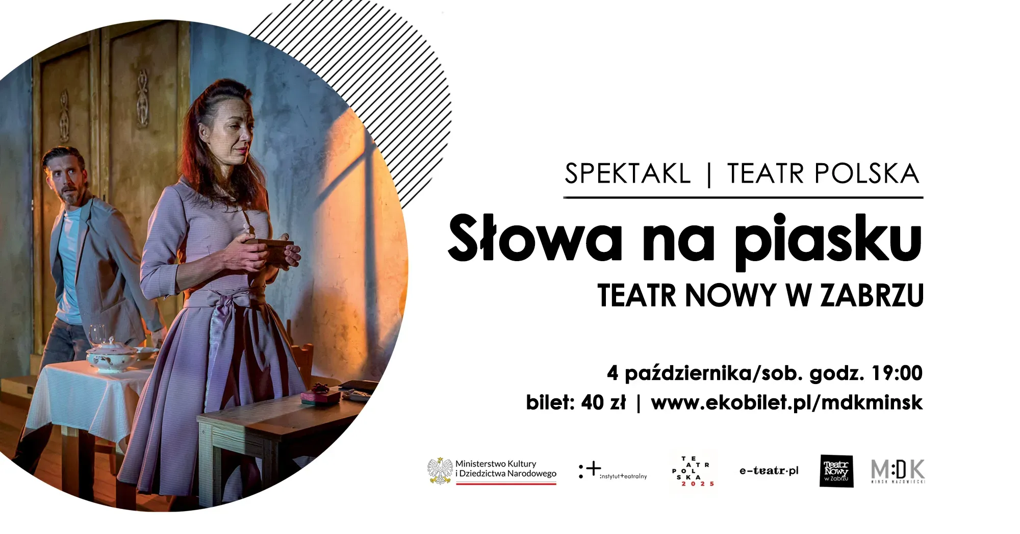 Po lewej dwie osoby w pomieszczeniu z drewnianym stołem i szafą, kobieta trzyma naczynie, mężczyzna stoi z tyłu. Po prawej, na białym tle informacje o spektaklu.