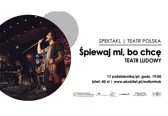 Po lewej sprtonie mężczyzna śpiewa i trzyma skrzypce, towarzyszy mu zespół muzyków na scenie z kamienną ścianą w tle. Po prawej napisy na białym tle.
