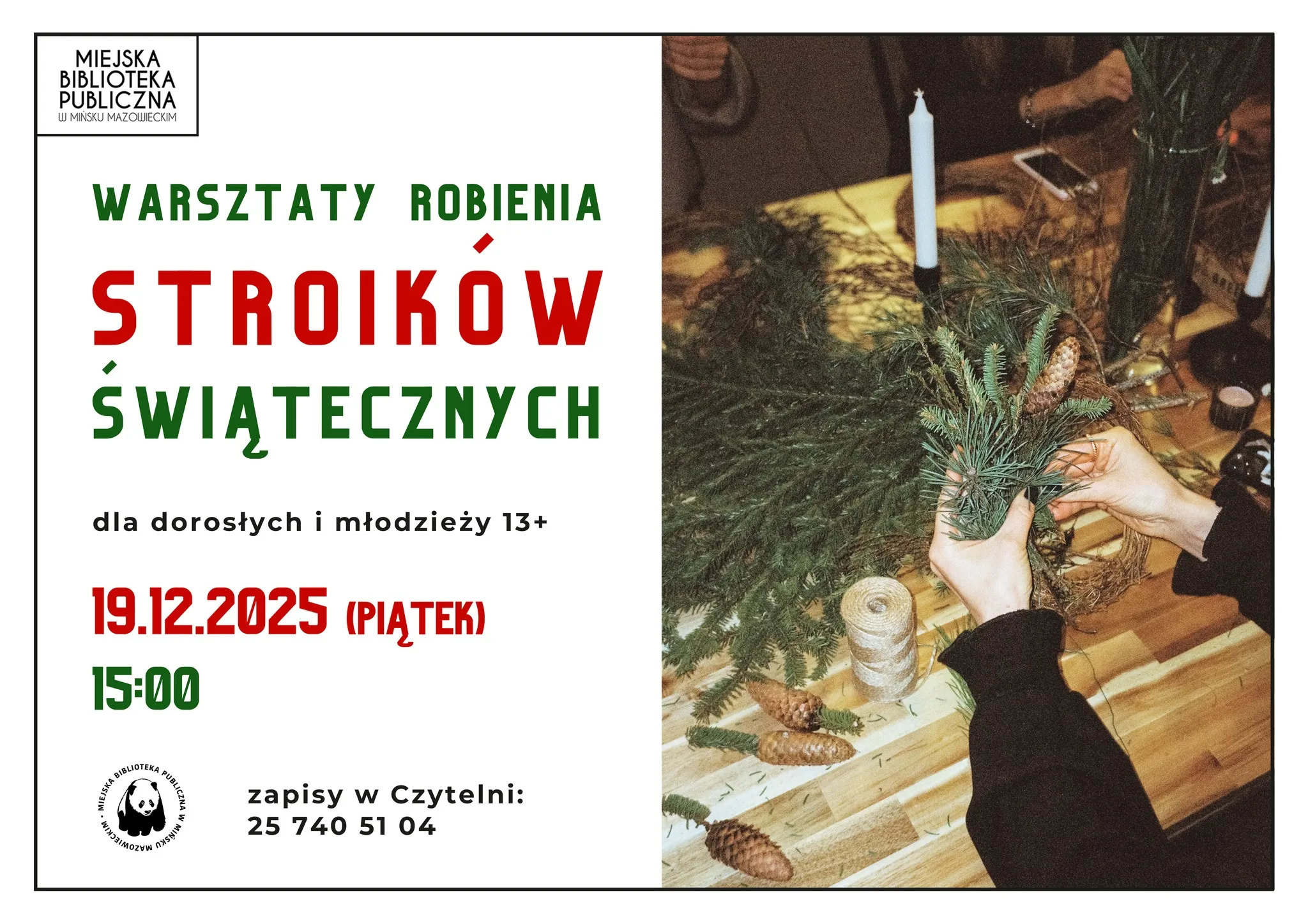 Po prawej na zdjęciu osoba robi stroik świąteczny z zielonych gałązek i szyszek na drewnianym stole z dodatkiem świec i sznurka. Po lewej stronie na białym tle informacji o warsztatach.