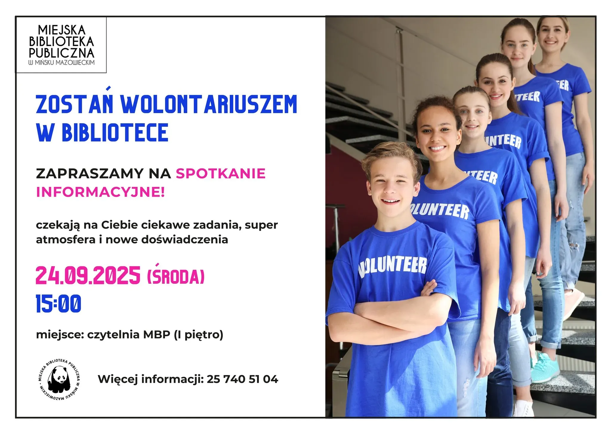 Po prawej grupa sześciu młodych wolontariuszy stojących na schodach w niebieskich koszulkach z napisem „VOLUNTEER”. Po lewej na białym tle informacje
